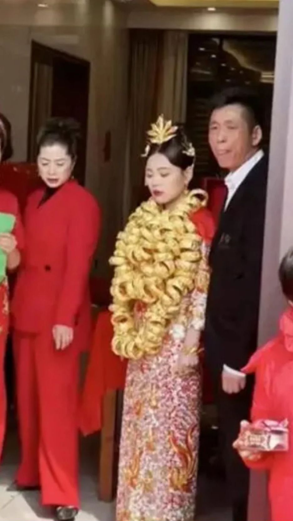 Bukan Pernikahan Kaleng-Kaleng, Pengantin Wanita Kalungkan 100 Gelang Emas