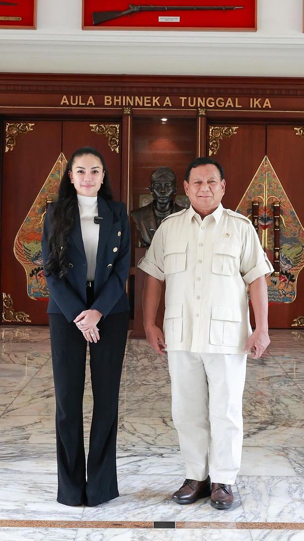 Gaya elegan Nikita MIrzani kala bertemu dengan Prabowo Subianto.