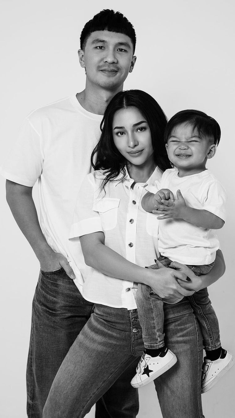 6 Potret Nikita Willy Umroh Bareng Keluarga, Baby Issa Bikin Salfok