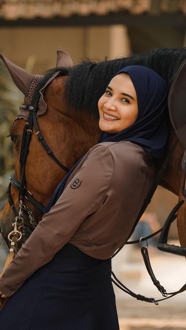 Skill Level Suhu! Aksi Zaskia Sungkar Berkuda Sambil Memanah Bak Robin Hood versi Hijaber