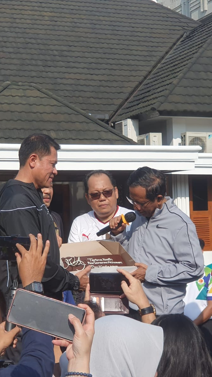 Hari Terakhir di Kemenpolhukam, Mahfud MD Olahraga Bersama Staf dan Kemas Barang