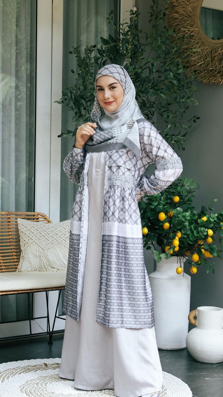 Gayanya berhijab membuat ibu dua anak ini tampak anggun dan berwibawa.