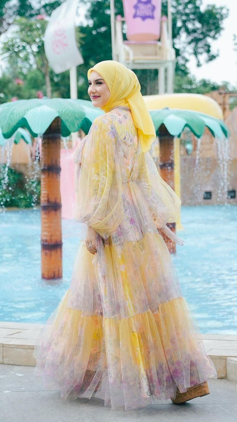 Irish Bella sesekali terlihat glamor saat mengenakan hijabnya.