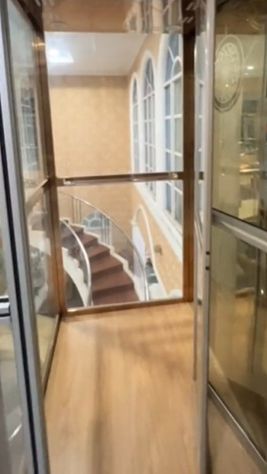Uniknya tempat berjualan jus itu juga dilengkapi dengan lift