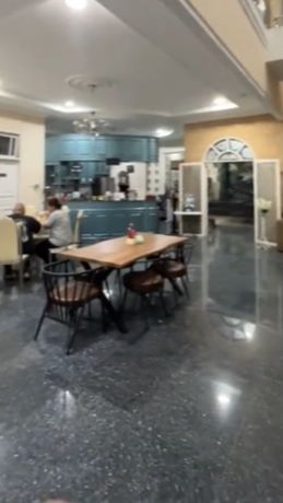 Nah apakah kamu tertarik membeli jus di rumah mewah ini?