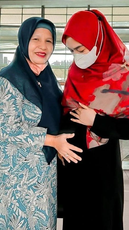 Ibunda Ryan pun sangat senang karena akan memiliki cucu.