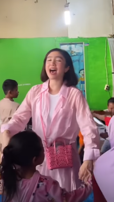 Inilah Penampilan Febby saat blusukan ke Kampung Pemulung yang ada di Jakarta.