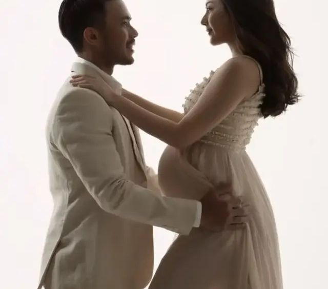 Jika dilihat dress tersebut sedikit menerawang pada bagian rok.