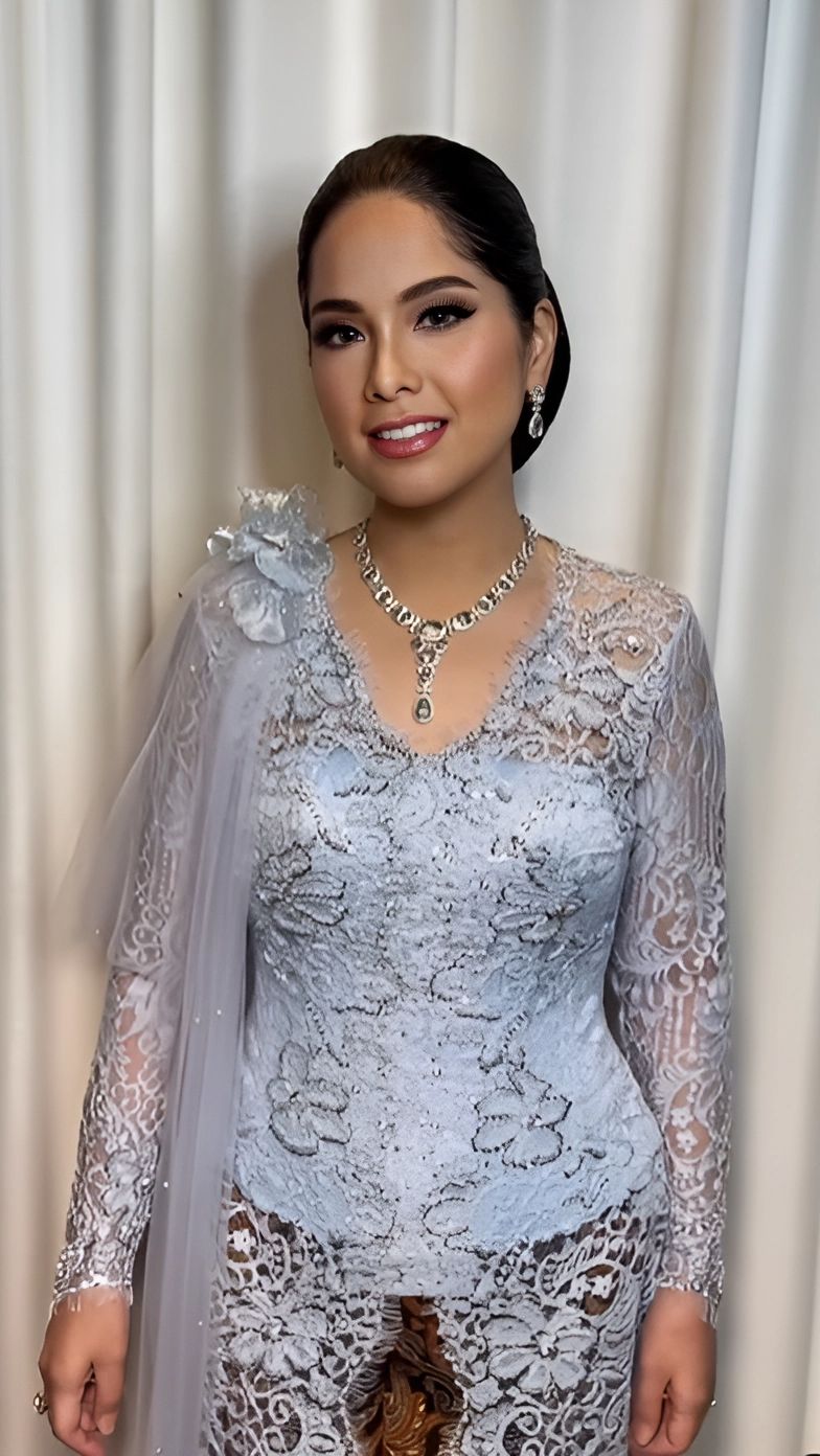 Padukan Kebaya Soft Blue dan Berlian Mewah,  Potret Cantiknya Annisa Pohan Saat Pelantikan Suami