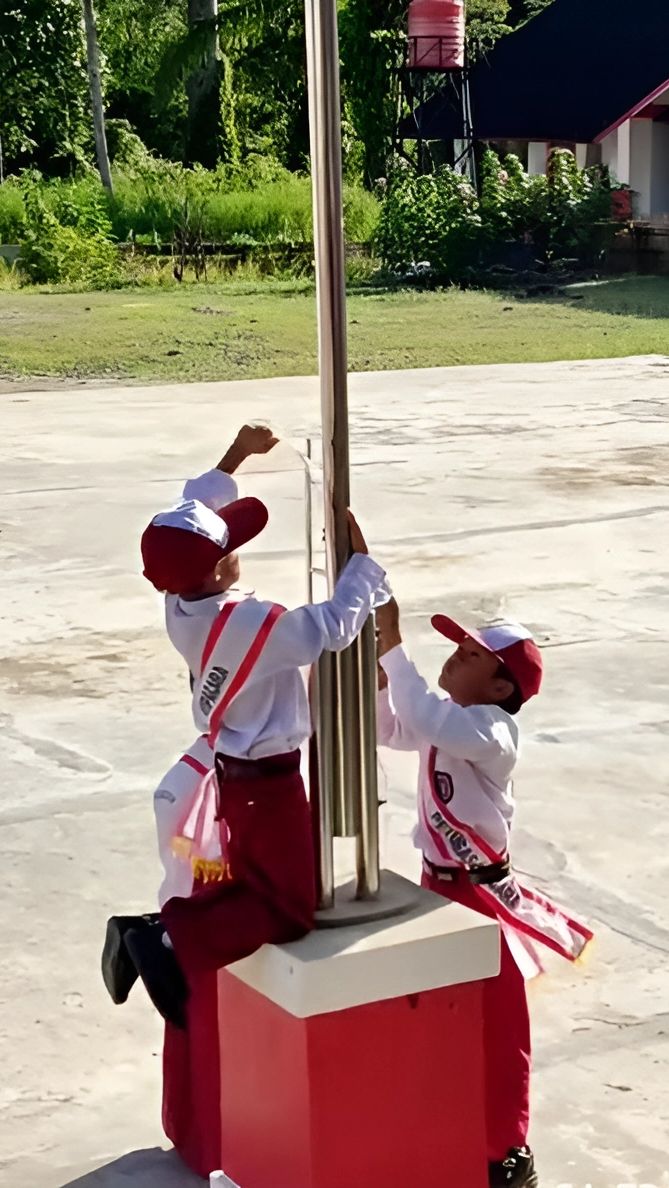 Keren! Pelajar SD Jadi Petugas Bendera dengan Sempurna Sampai Panjat Tiang