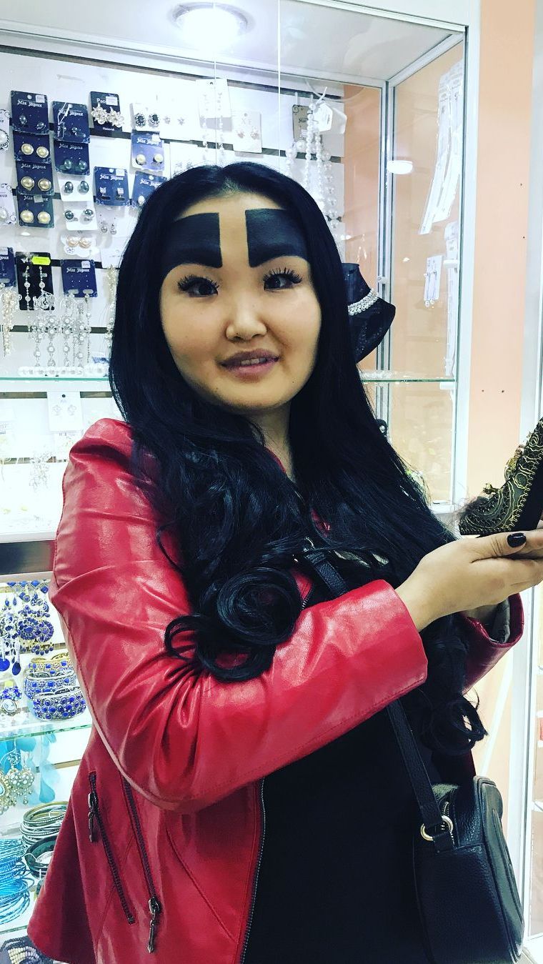 Selebgram Ini Dulu Viral dan Jadi Terkenal Gegara Alis Tebal Mirip Angry Bird, Kini Balik 'Normal' Malah Dibenci Penggemar