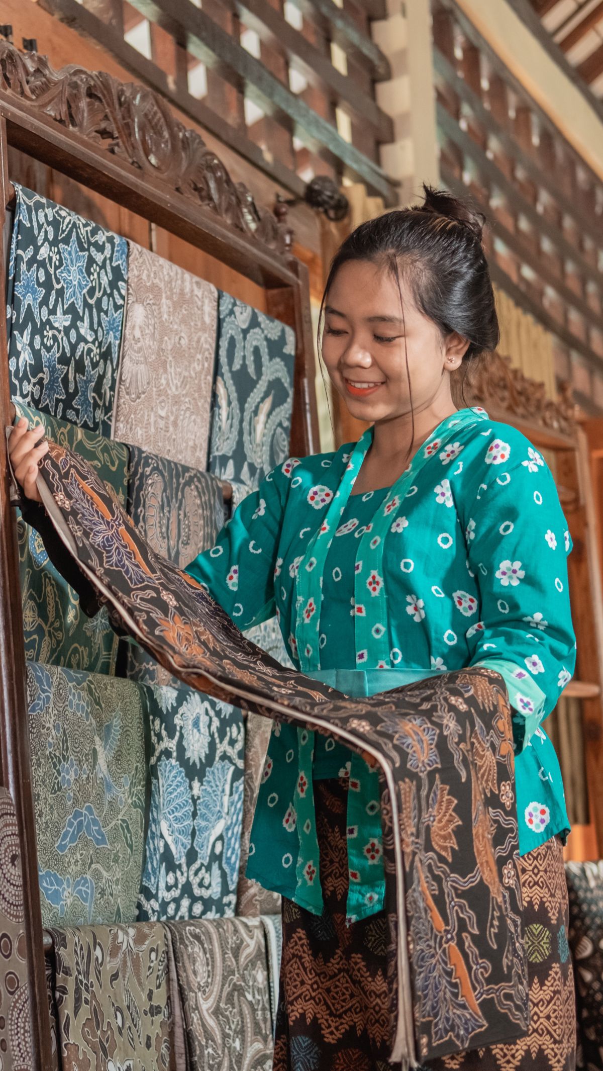 Omzet Pebisnis Batik Ini Naik Drastis Sampai Bisa Beli Tanah Sampai Umroh, Begini Trik Jualannya