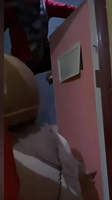 IR kedapatan bersembunyi di dalam kamar mandi dan sedang berusaha memanjat plafon dengan gaya bak Spider-Man.