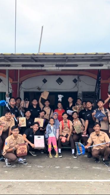 Momen Haru Siswa SMA Beri Hadiah ke Ibu Warung Tempat Nongkrong yang Akan Pindah, Bagai Keluarga Sendiri