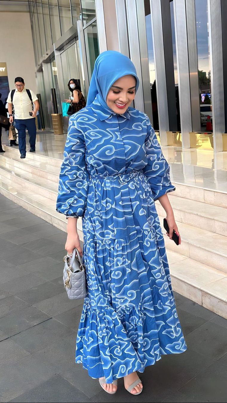 Gaya Hijab Nindy Ayunda Selepas Ibadah Umrah, Makin Stylish Pakai Busana Tertutup