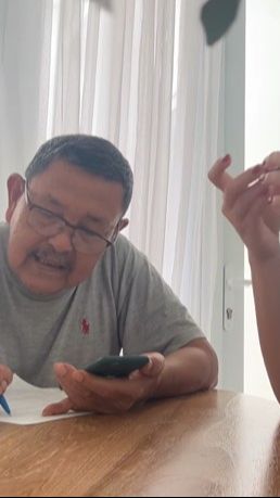 So Sweet, Seorang Putri dengan Sabar Ajarkan Ayah yang Sepuh Pakai Aplikasi Ojek Online