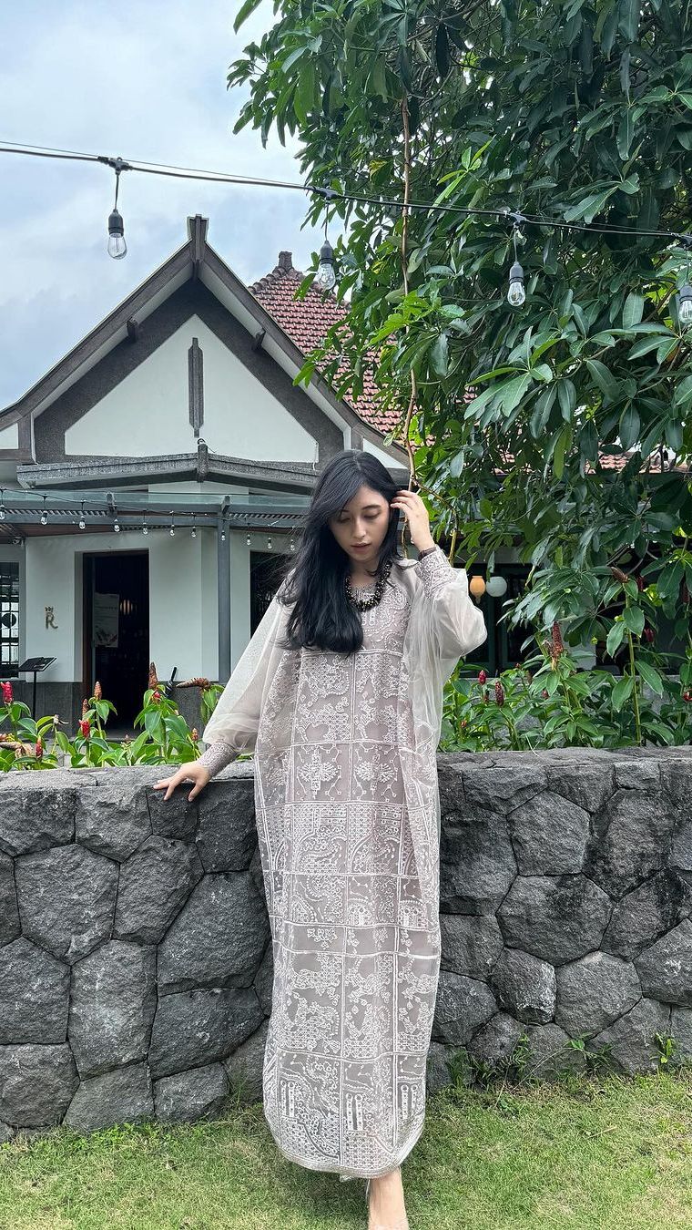 Nora Dress dengan Outer Motif, Tampak Lebih Modis