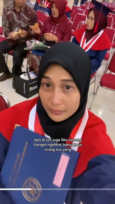 Orangtua Tak Hadir, Momen Mahasiswi Rantau Wisuda Tanpa Pendamping Ini Bikin Air Mata Menetes
