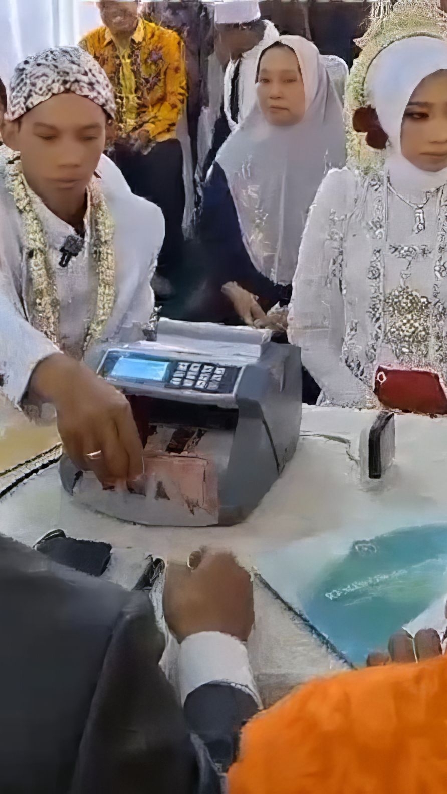 Viral! Proses Penyerahan Mahar Pas Akad Nikah Kayak Transaksi di Bank, Pakai Mesin Penghitung Uang Saking Banyaknya