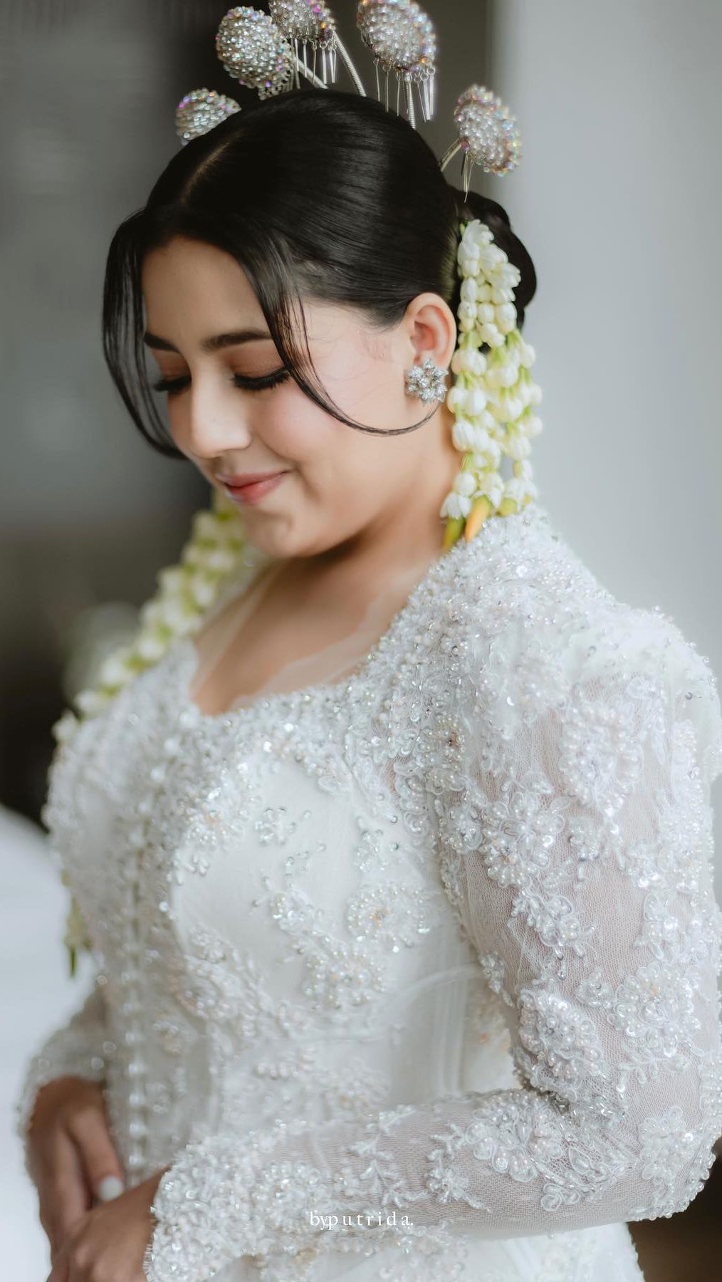 Nessie tampak cantik dengan kebaya putih dan tatanan rambut adat Jawa namun tanpa paes