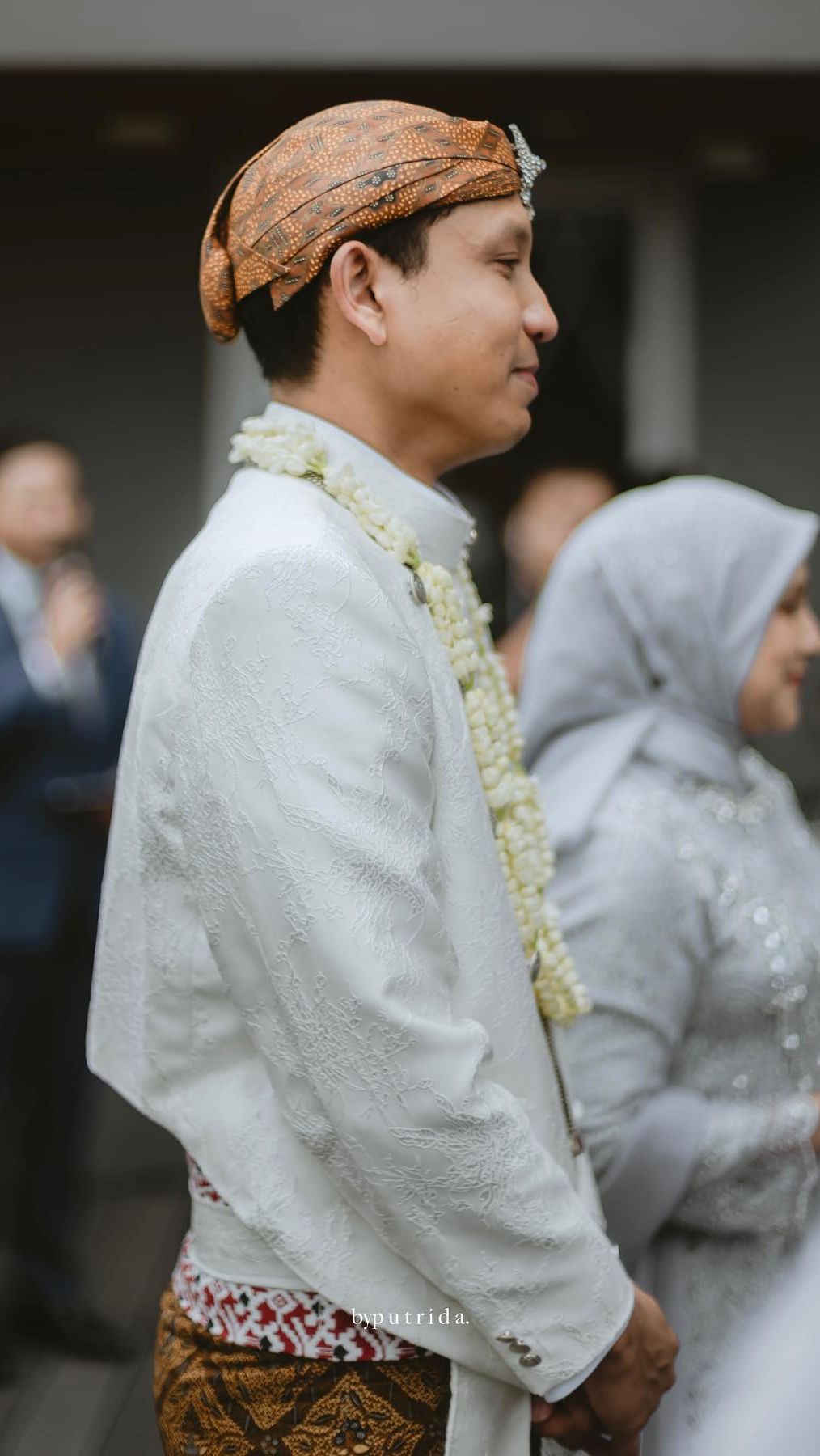 Sementara Andryan tampil gagah dengan beskap putih dan kain bawahan batik