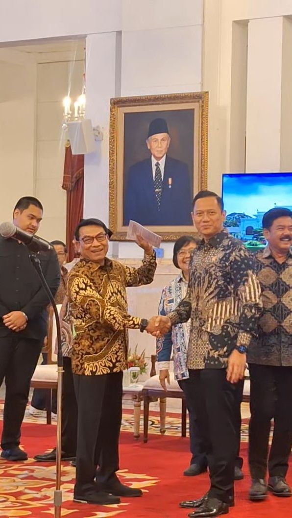 Senyum AHY dan Moeldoko Saat Bersalaman Jelang Sidang Kabinet
