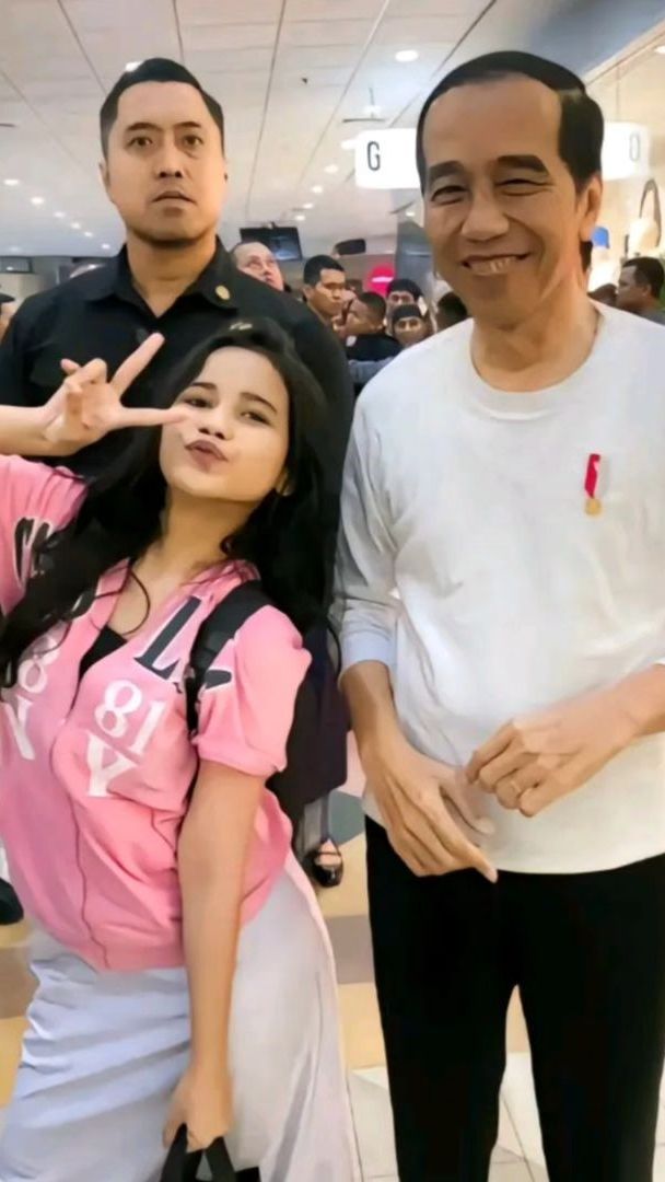 Viral Wanita Foto Gaya Bebas di Samping Jokowi, Disebut Berasa Sama Bestie