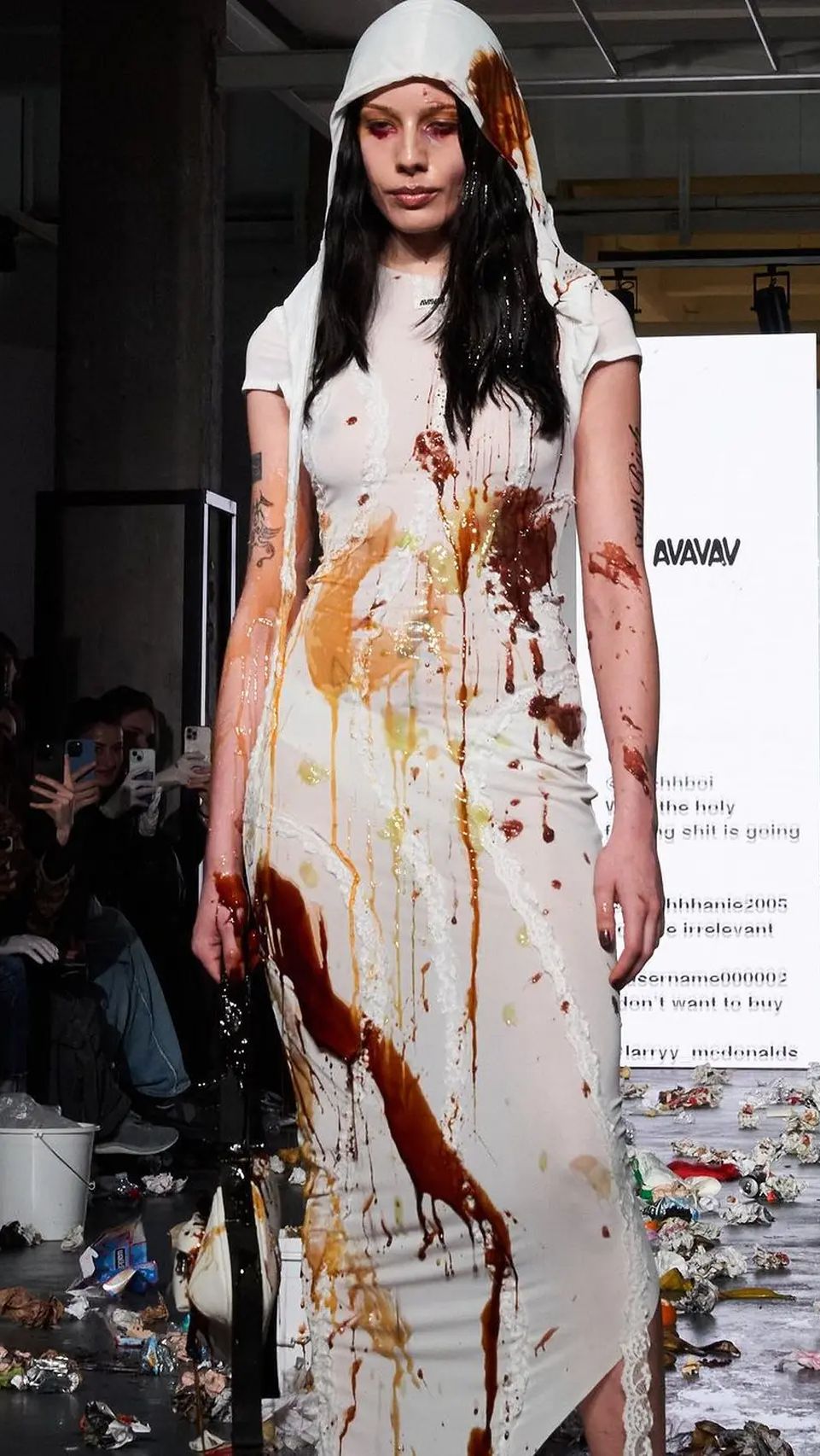 Fashion Show Lempari Model dengan Sampah, Brand Ini Langsung Picu Kontroversi