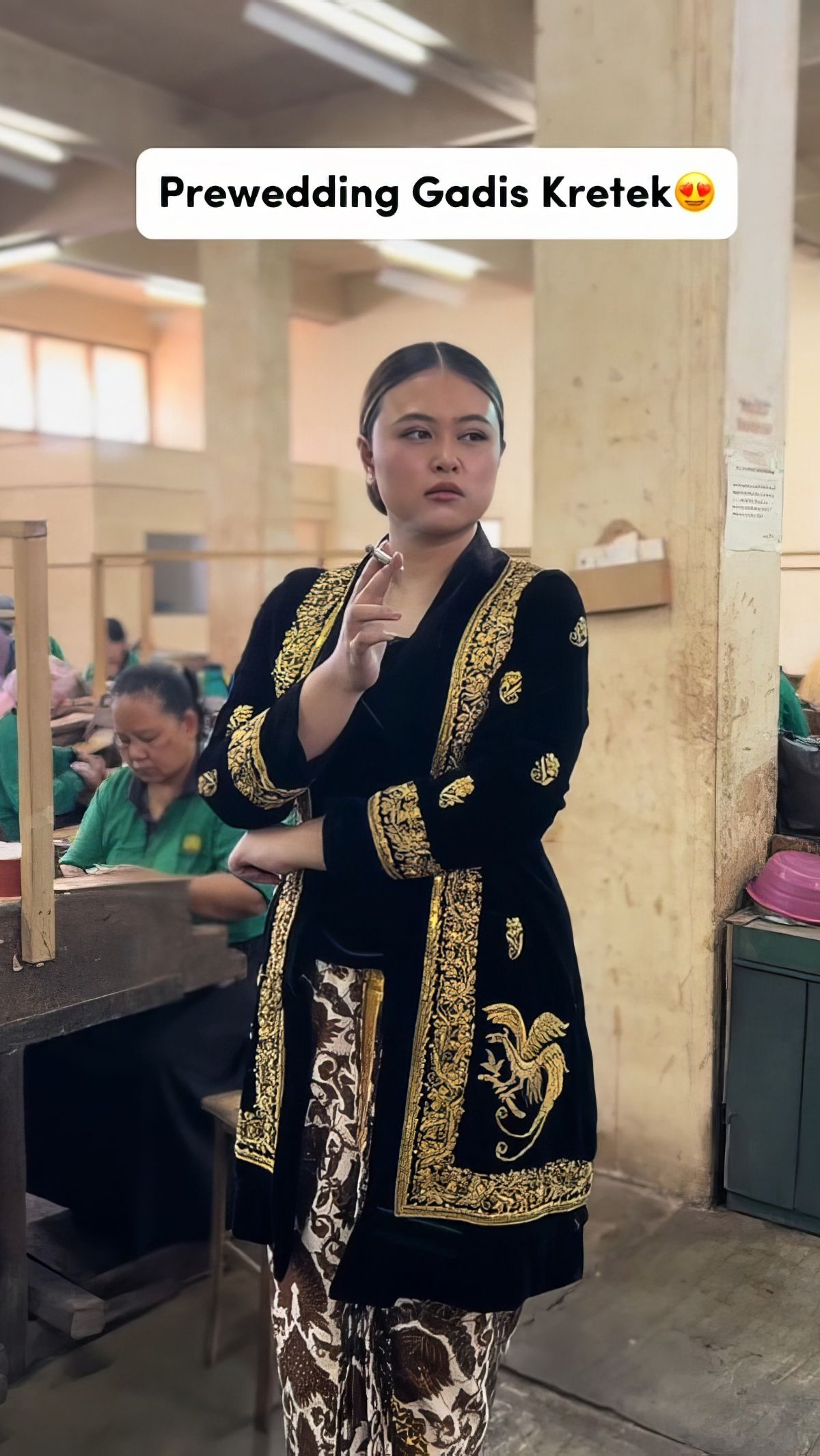 Pasangan Calon Pengantin Gelar Prewedding bak Film Gadis Kretek, Lakukan Pemotretan di Pabrik Rokok, Auto Jadi Tontonan Para Buruh