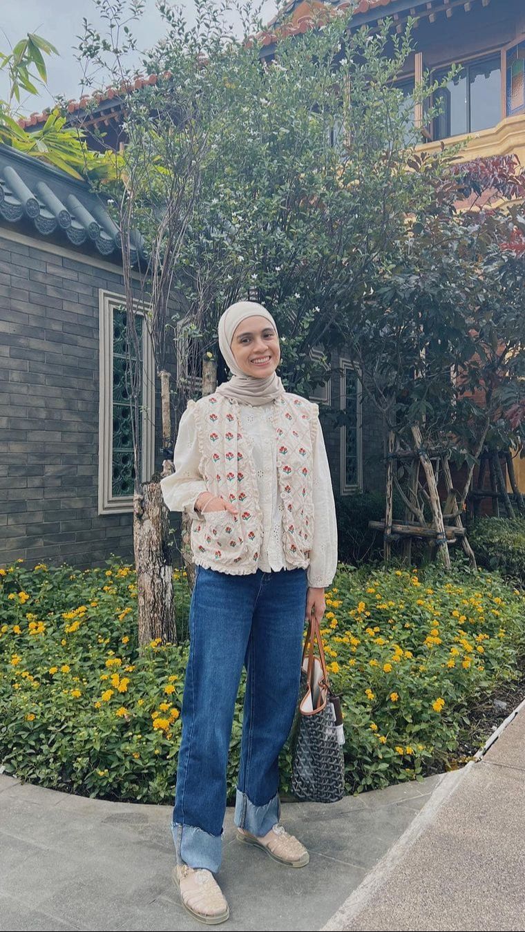Gaya Fashion Nycta Gina, Meski Berhijab Tetap Selalu Modis di Segala Suasana