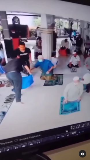 Ada-Ada Aja! Momen Pria Sedang Sholat Auto Meleyot karena Lihat Pembagian Nasi Kotak
