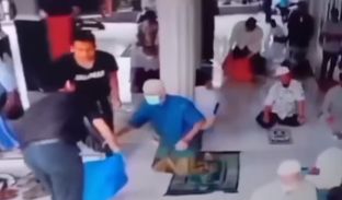 Bergegas Mengambil Nasi Kotak