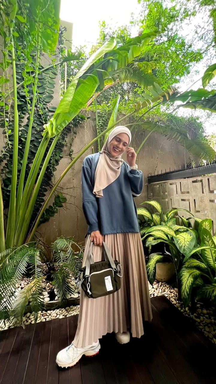Kombinasi Sweater dan Rok