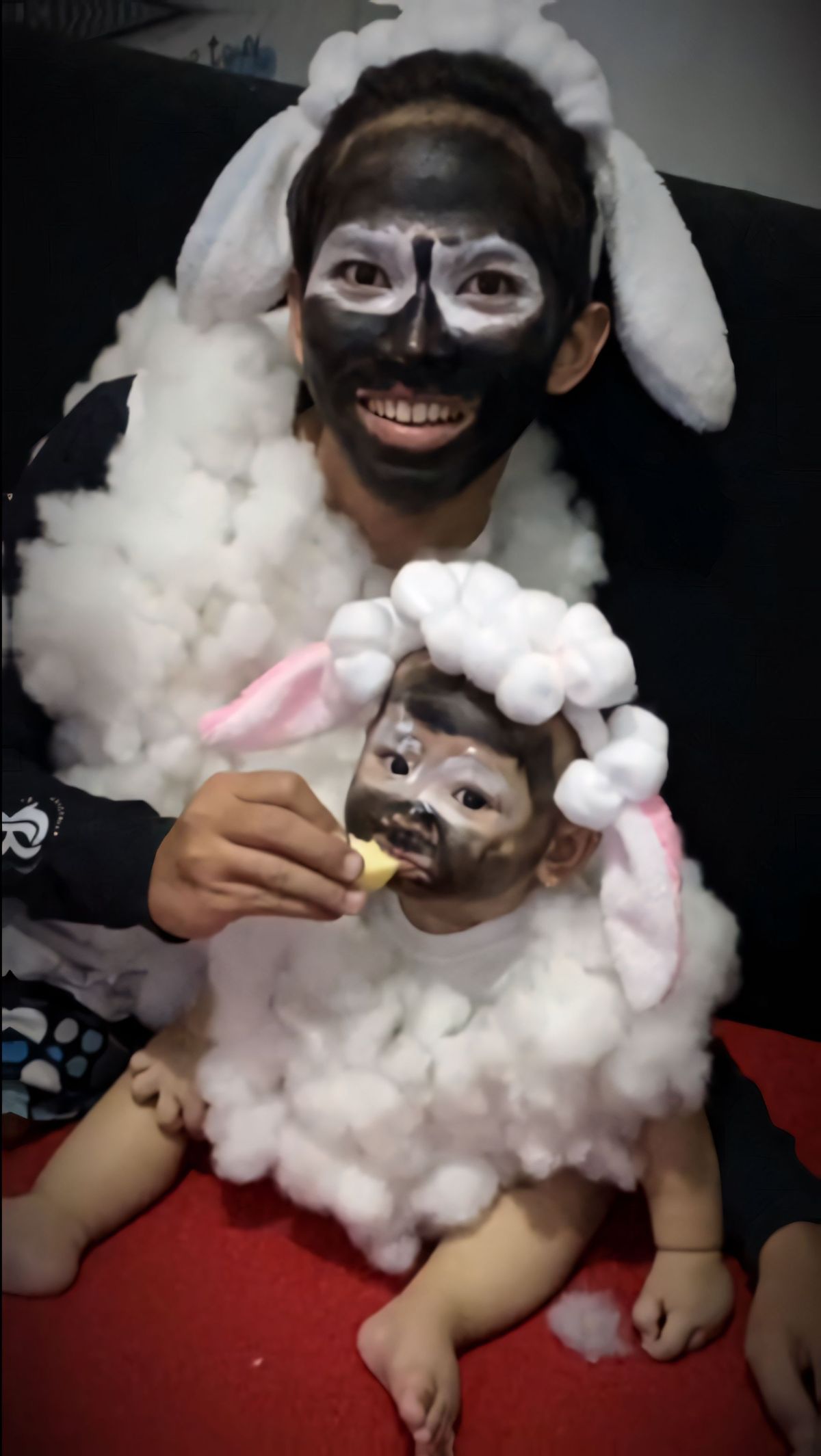 Bikin Ngakak! Bapak Disuruh Jaga Anak, Emaknya Kaget Malah Diajak Cosplay Jadi Shaun the Sheep, Netizen: 'Mana Diem Lagi Dedeknya'