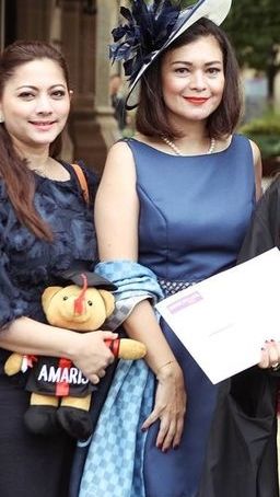 Karena ia memiliki parasyang cantik, bahkan bila bersanding dengan Cut Keke yang jauh lebih muda darinya.
