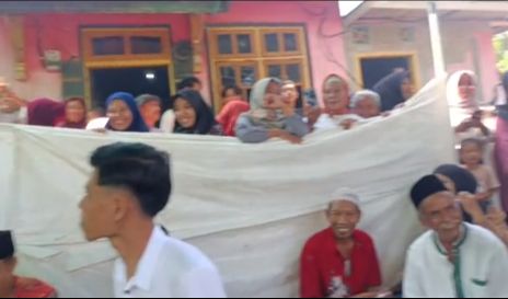 Disaksikan Warga