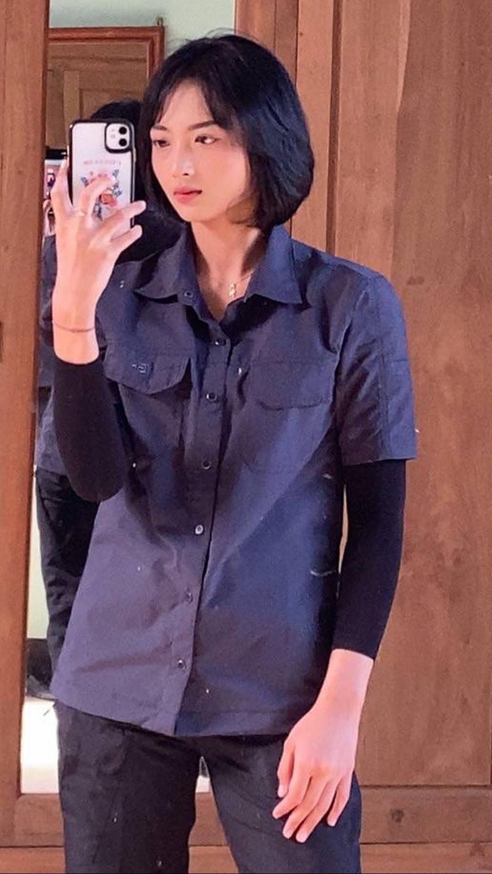 Ninda tampil dengan rambut pendek yang identik dengan seorang Polwan