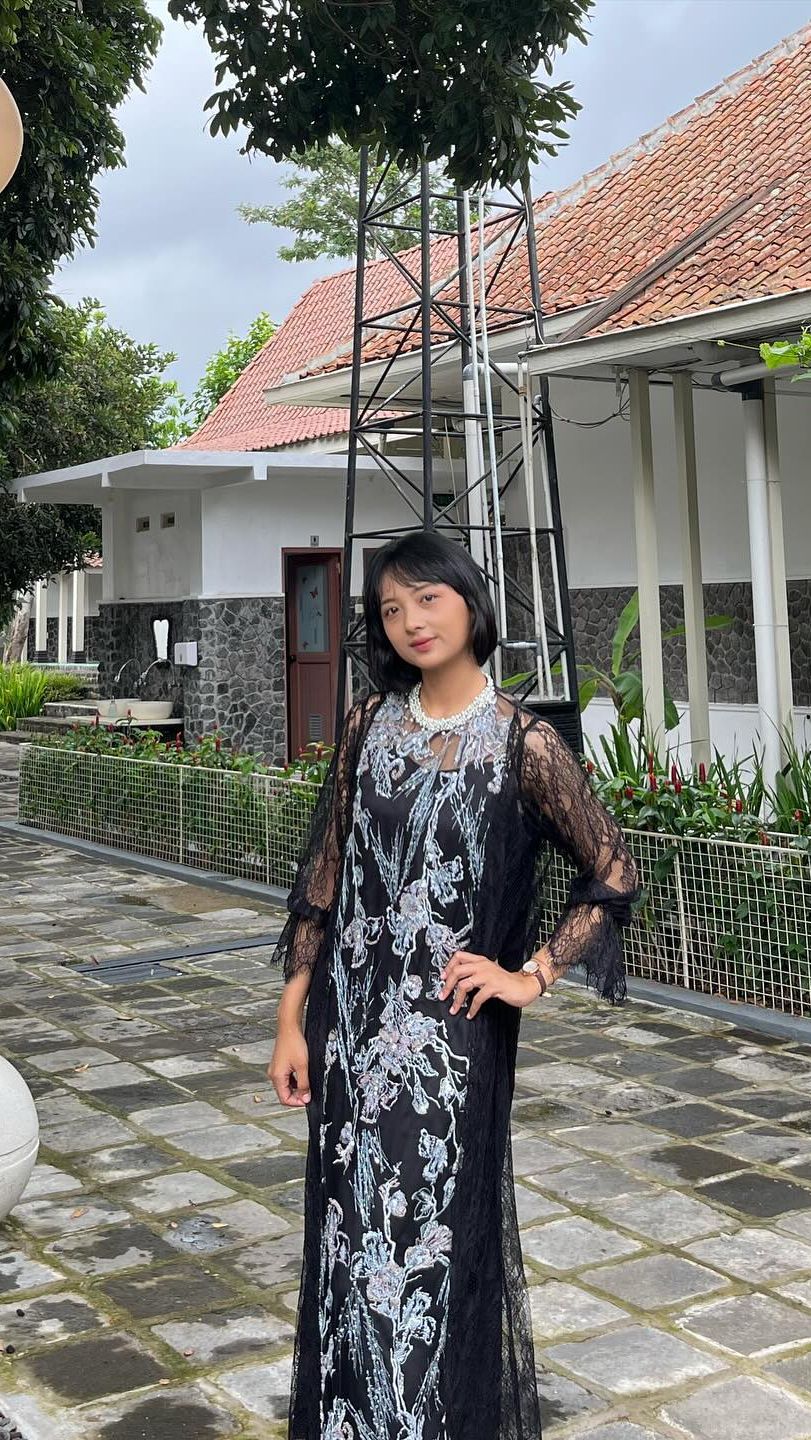 Sebelumnya sosok Ninda juga ramai jadi perbincangan usai memimpin penari yang berjumlah 12.388 untuk menarikan Sluku-sluku Bathok dalam rangka Bhayangkara ke-77