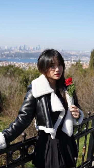 Puffy leather jacket jadi sentuhan yang bikin penampilan Fuji terlihat kece.