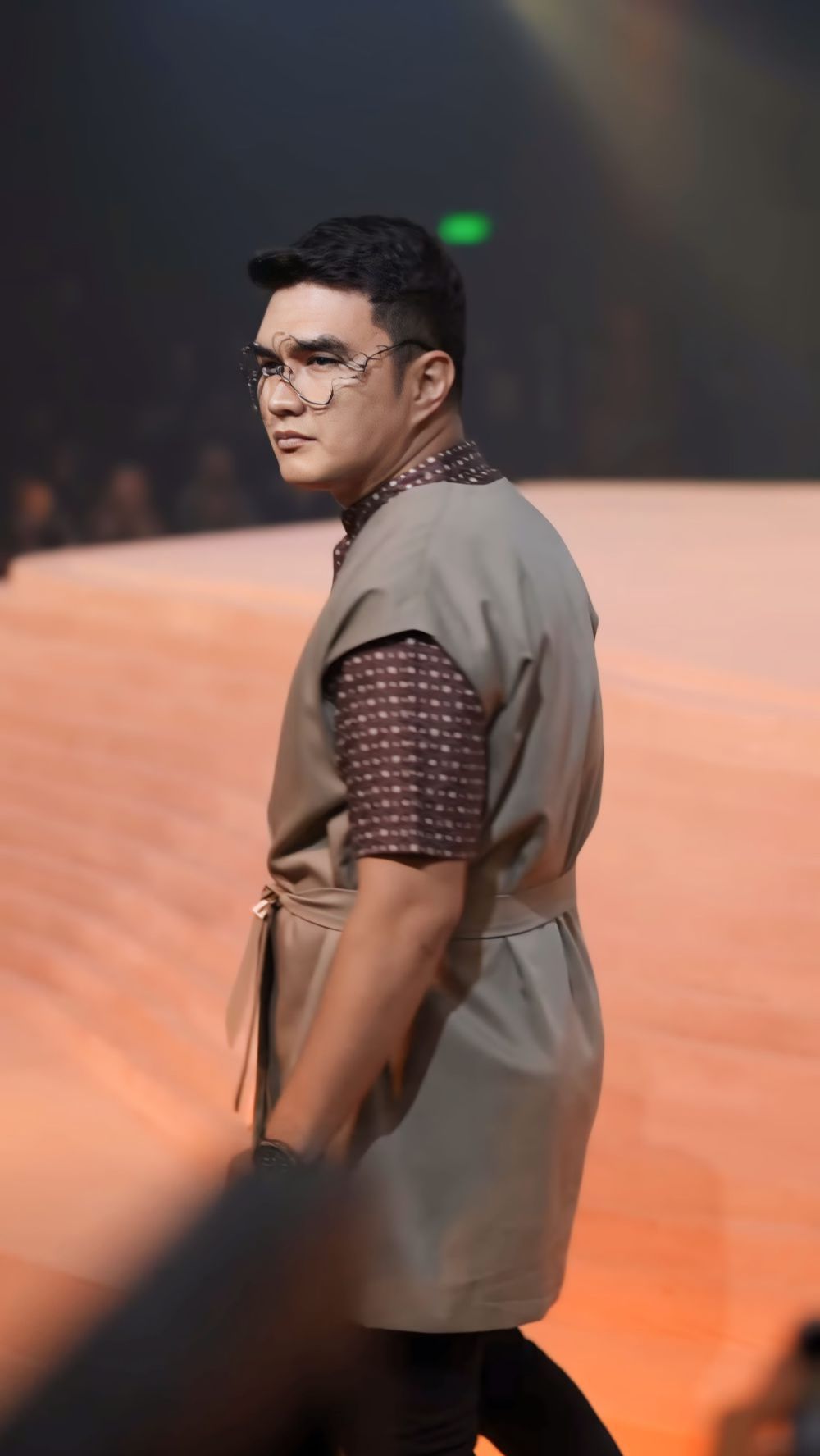 Ekspresi wajahnya yang tegas dan serius malah makin lucu.