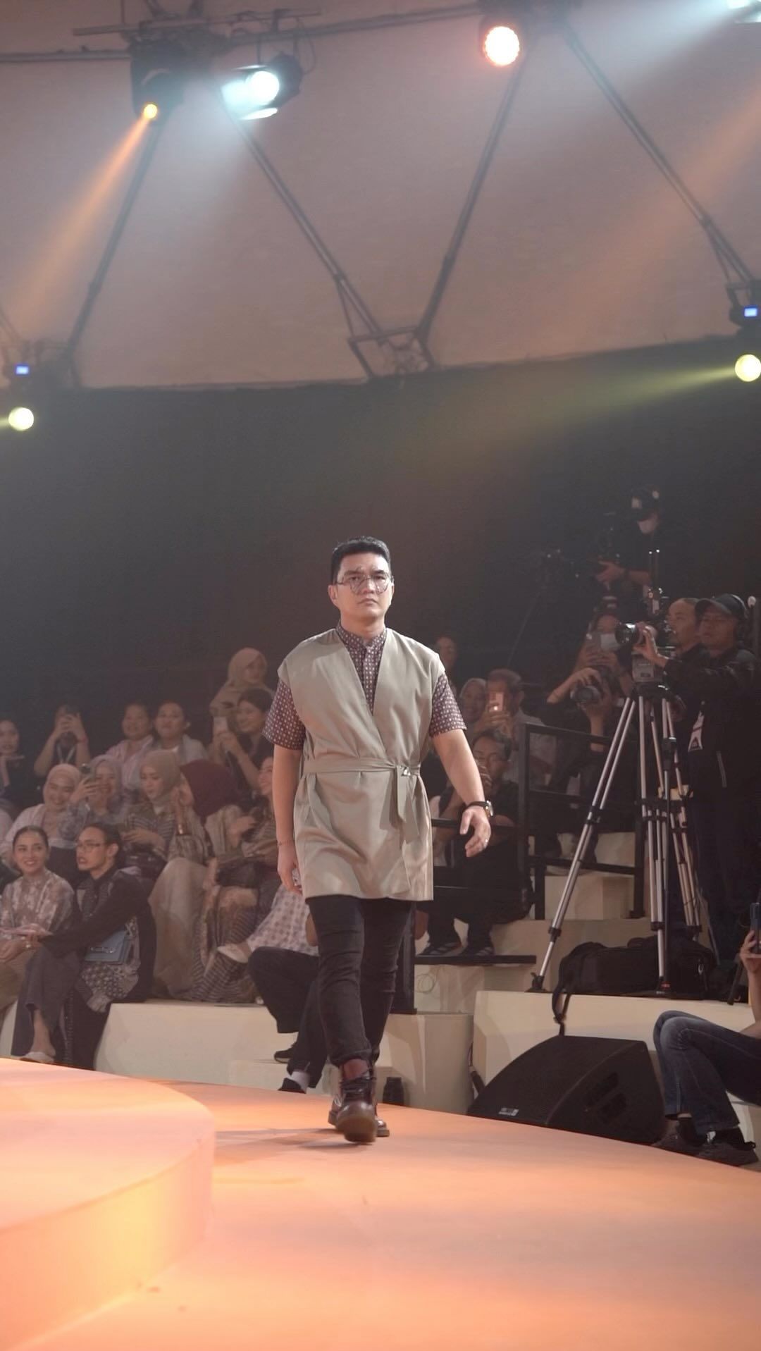 Maka tak heran, gayanya benar-benar bak model professional.