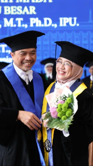 Berjuang Bareng Sejak Maba, Pasangan Suami Istri Ini Dikukuhkan Jadi Guru Besar UGM Bersamaan