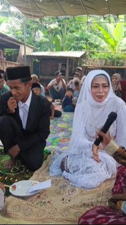 Proses ijab kabul berlangsung di halaman rumah dengan sangat sederhana yang dihadiri oleh sanak saudara