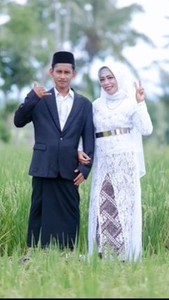 Usai melafalkan ijab kabul, keduanya pun resmi menjadi sepasang suami istri