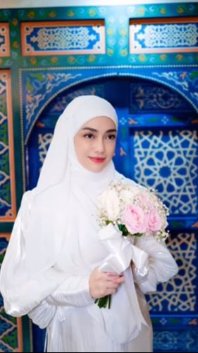 Inilah potret Celine Evangelista yang ikut dalam kajian bersama Ustaz Hannan Attaki