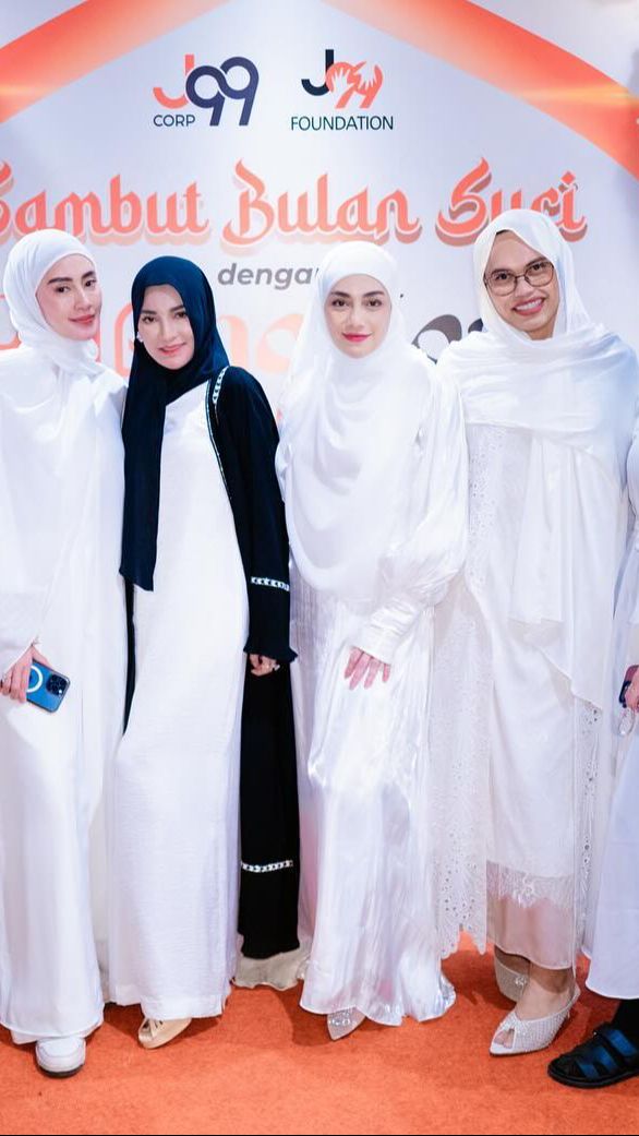 Rupanya kedatangan Celine sekaligus memberikan dukungan pada Shandy Purnamasari yang baru meluncurkan aplikasi belajar ngaji