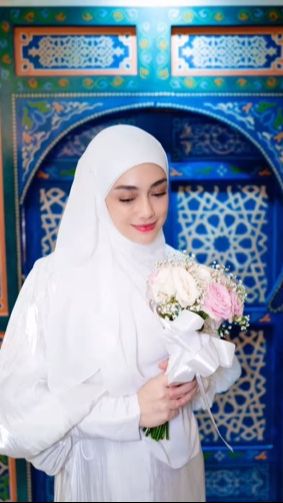 Penampilan tak biasa Celine itu pun langsung menuai beragam komentar