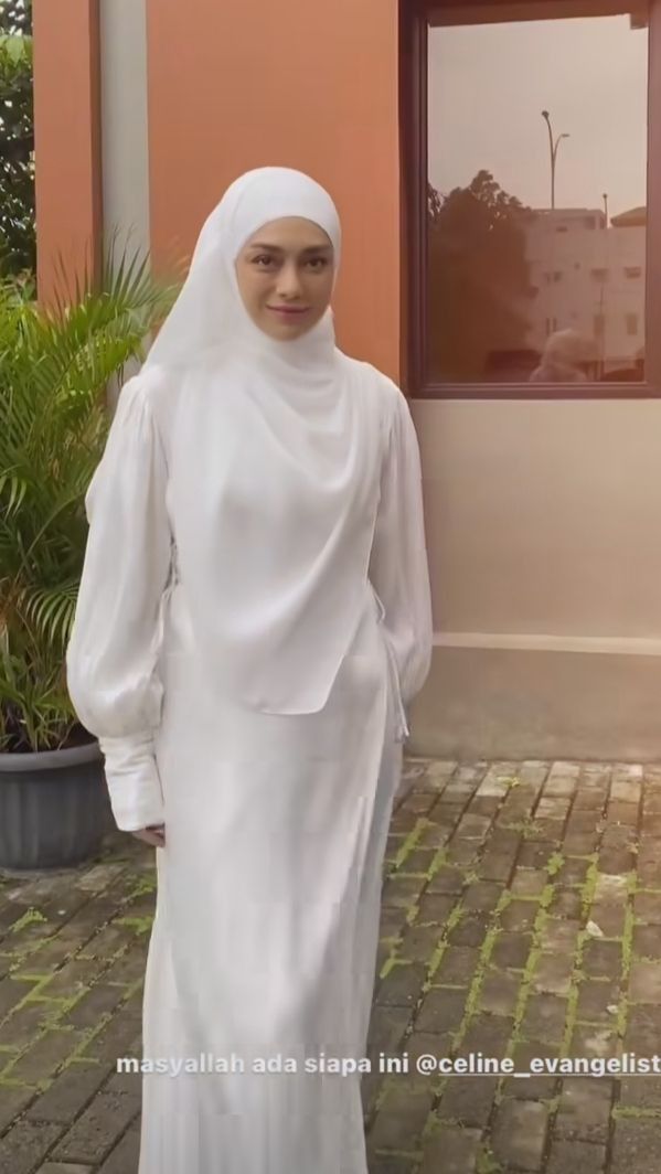 Penampilan bak seorang muslimah itu pun langsung menuai pujian warganet