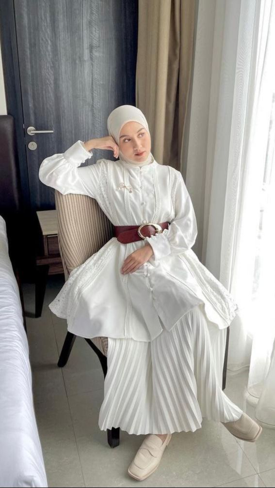 Memadukan Baju Tunik Plisket dengan Belt
