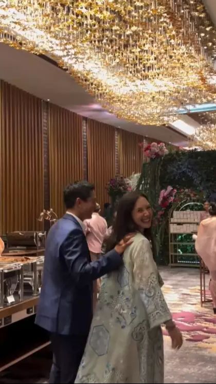 Athina semringah kala Rio Haryanto mengalungkan tangan kepundaknya.